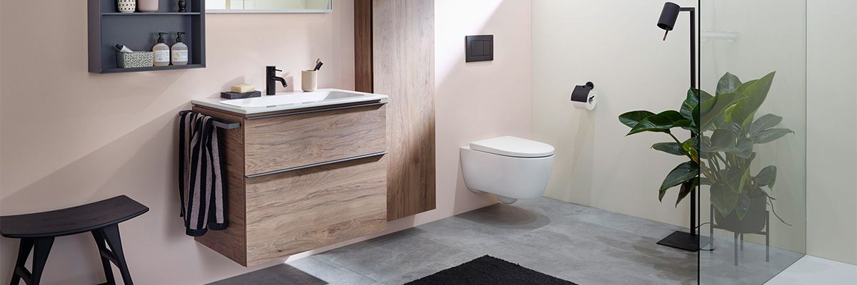 Ein großes, modernes Badezimmer mit einem Waschtisch, einigen Schränken, und einer Dusche.