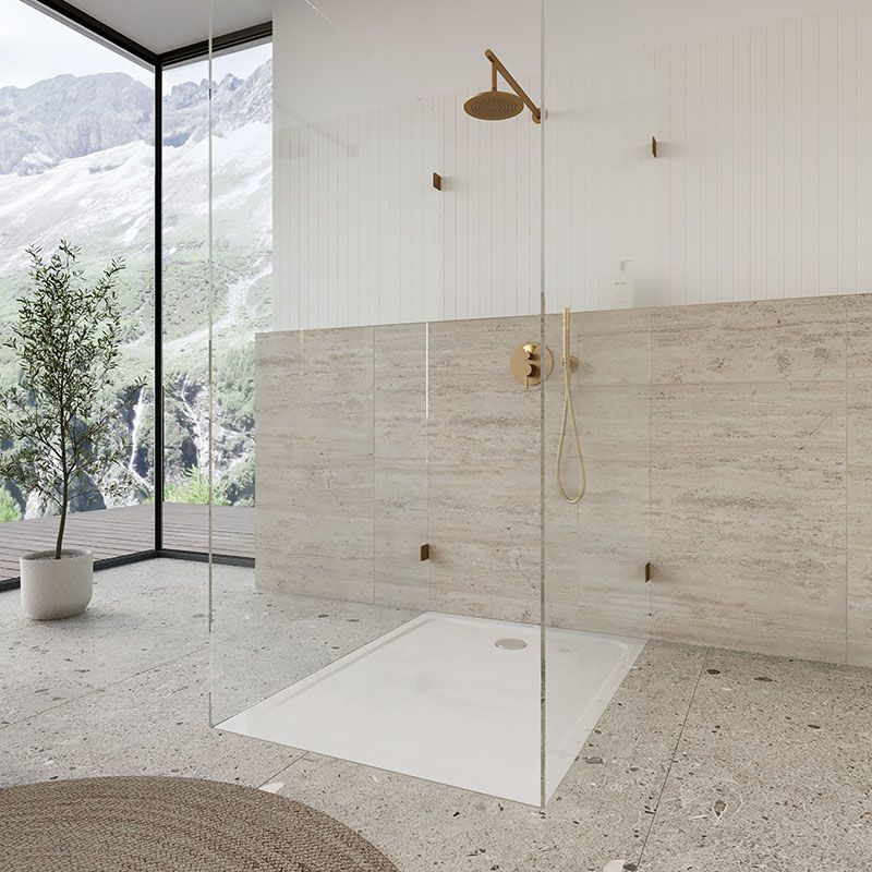 Bodenebene Dusche in einem beigen Badezimmer.